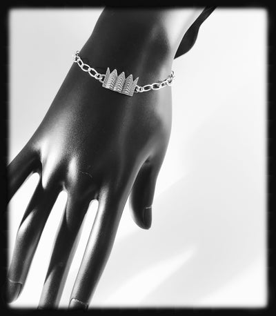 Maj Karma, Kruunu, Bracelet